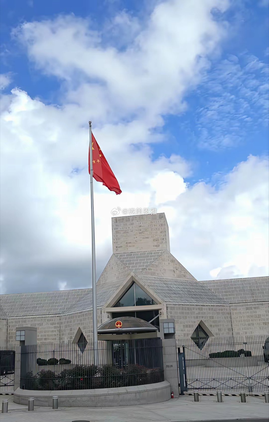 中国驻美大使馆，华裔建筑大师贝聿铭设计很奇怪的感觉，既不像中式传统建筑，又不像欧