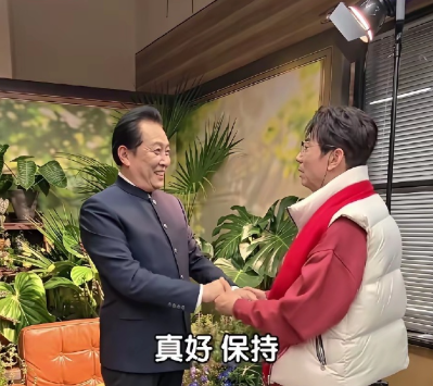 在北京电视台春晚后台，范明碰到了唐国强，赶紧热情的上前打招呼，并夸唐老师的综艺节