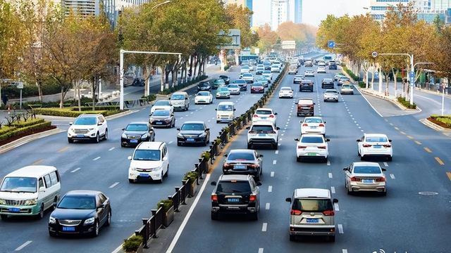 油电同权争议一锤定音！《人民日报》锐评揭开真相，公路养护钱快没了？“油电同权”