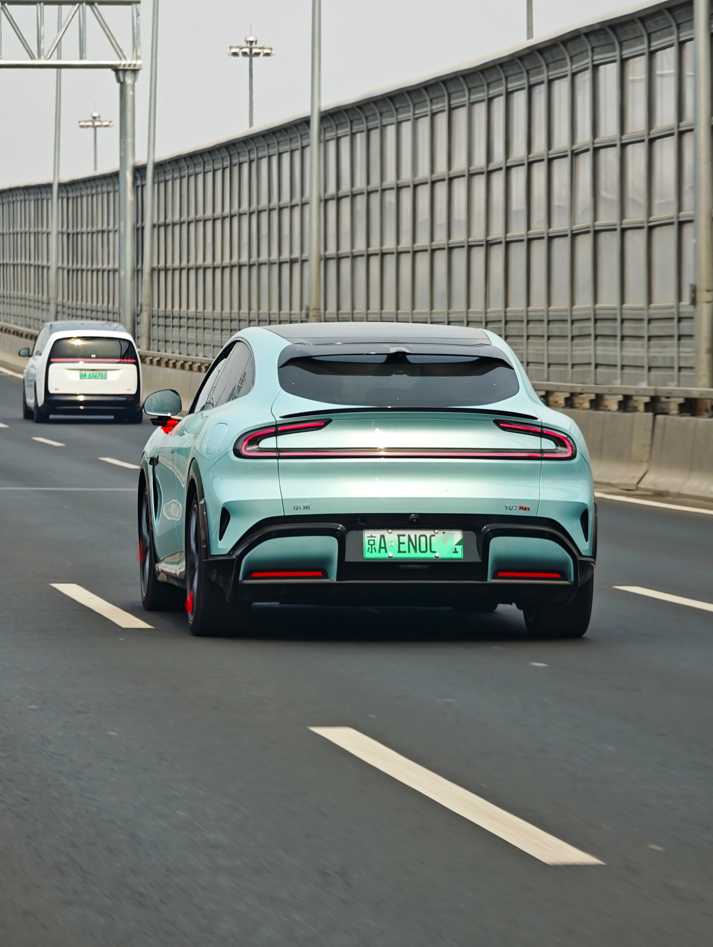 路遇一台影青色小米YU7，忽然意识到YU7的姿态好低啊空悬降到最低，完全就是跨界