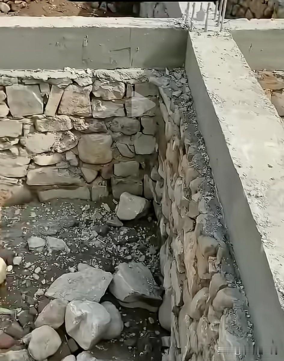 有人说，没文化真可怕，居然用石头来打地基。谁教你这样的？到时候出问题了，你可别后