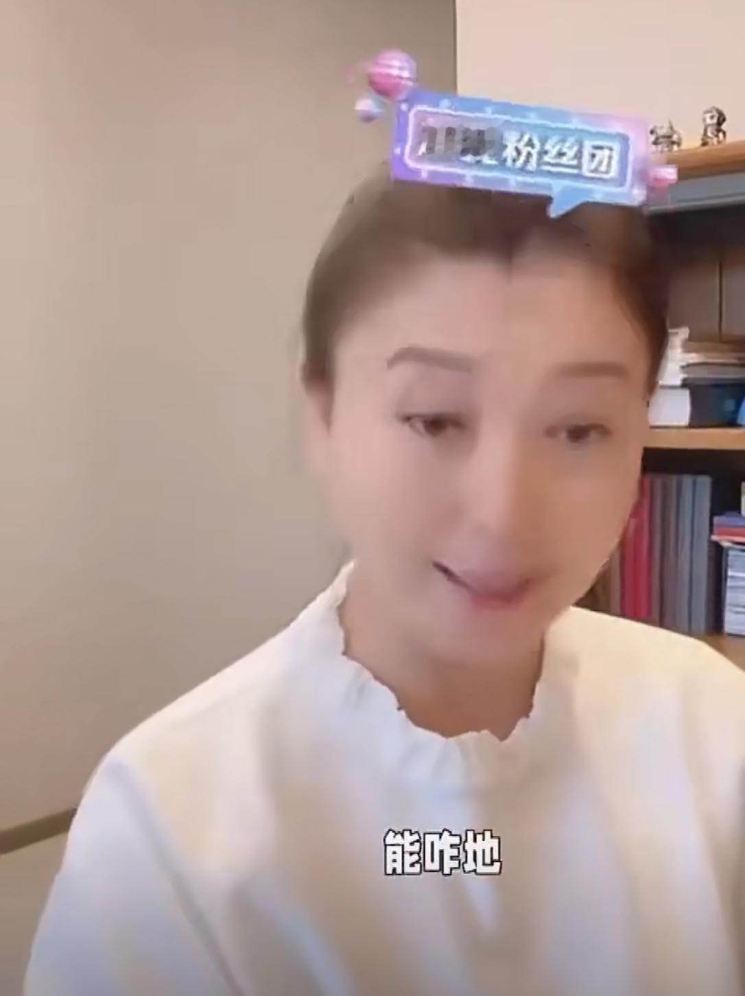 闫学晶选择再次硬钢网友声称能咋地！近日这个姐姐因为哭穷上热搜了。说真心话，她