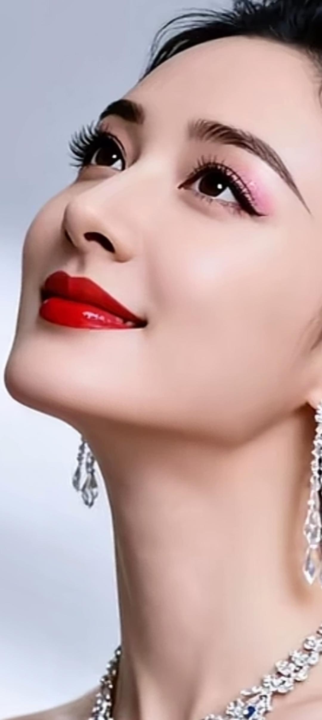 优雅气质，红唇魅惑，闪耀珠宝，尽显奢华。
