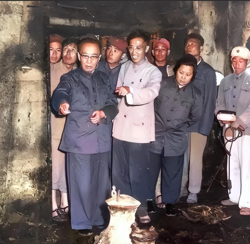 1956年，在郭沫若、吴晗的强烈要求下，国家同意了挖掘万历皇帝的陵墓，在