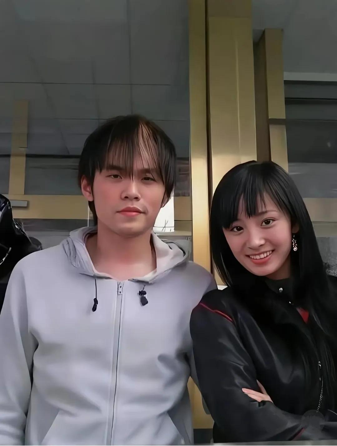 原来他们两个这么早就认识！看上去都还很青涩周董跟着跟现在一样，就是胖了点