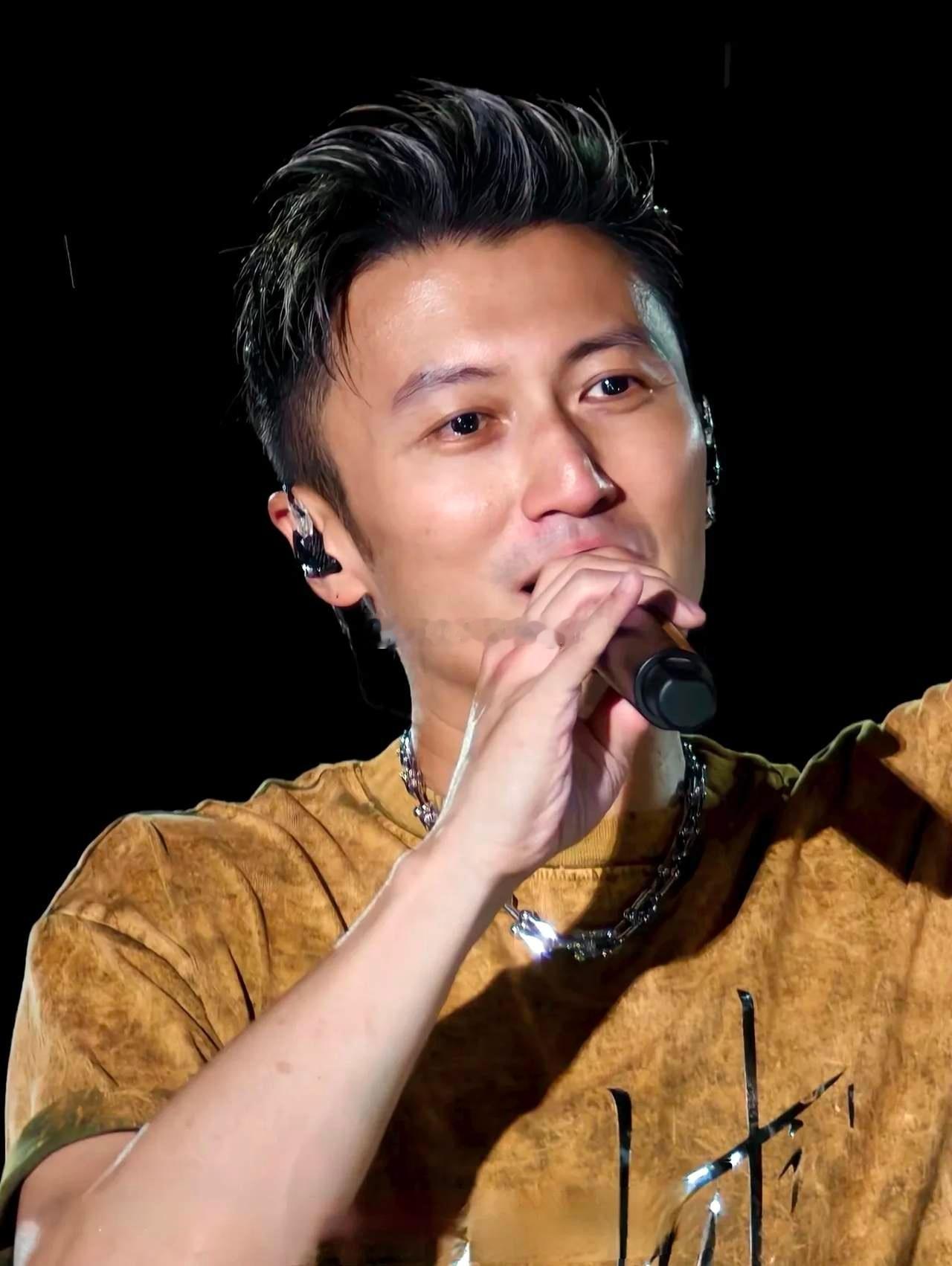 1.林俊杰给金莎早些年写的歌，至今金莎都可以免费唱，商演随便唱，不收版权费。2.