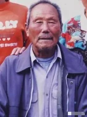 1950年，一名人高马大的土耳其士兵，见志愿军战士董明德筋疲力尽，便想趁机弄死董