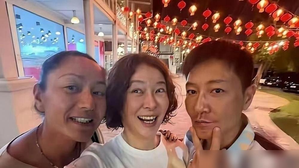 柯蓝和瞿颖在清迈同框，全网都在吹“素颜和解”。我告诉你，这根本不是什么大度，这是