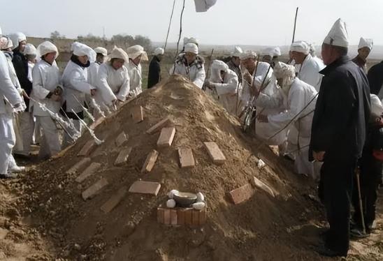 土葬不一定是最好的，人死后，身体还是“活的”！大部分人根本不知道，其实人在死后埋