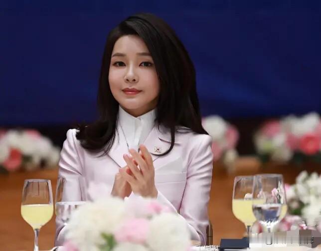 韩国政坛又出大戏！前总统尹锡悦的夫人金建希，这次可能真的要栽了。特检组直接向法院