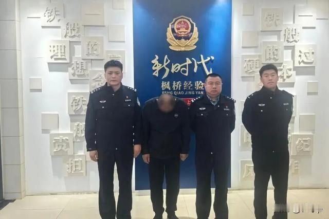 济南一个汽修店的老板晚上偷偷的把一个大车的刹车气管用扎带给紧紧的绑住，导致大车