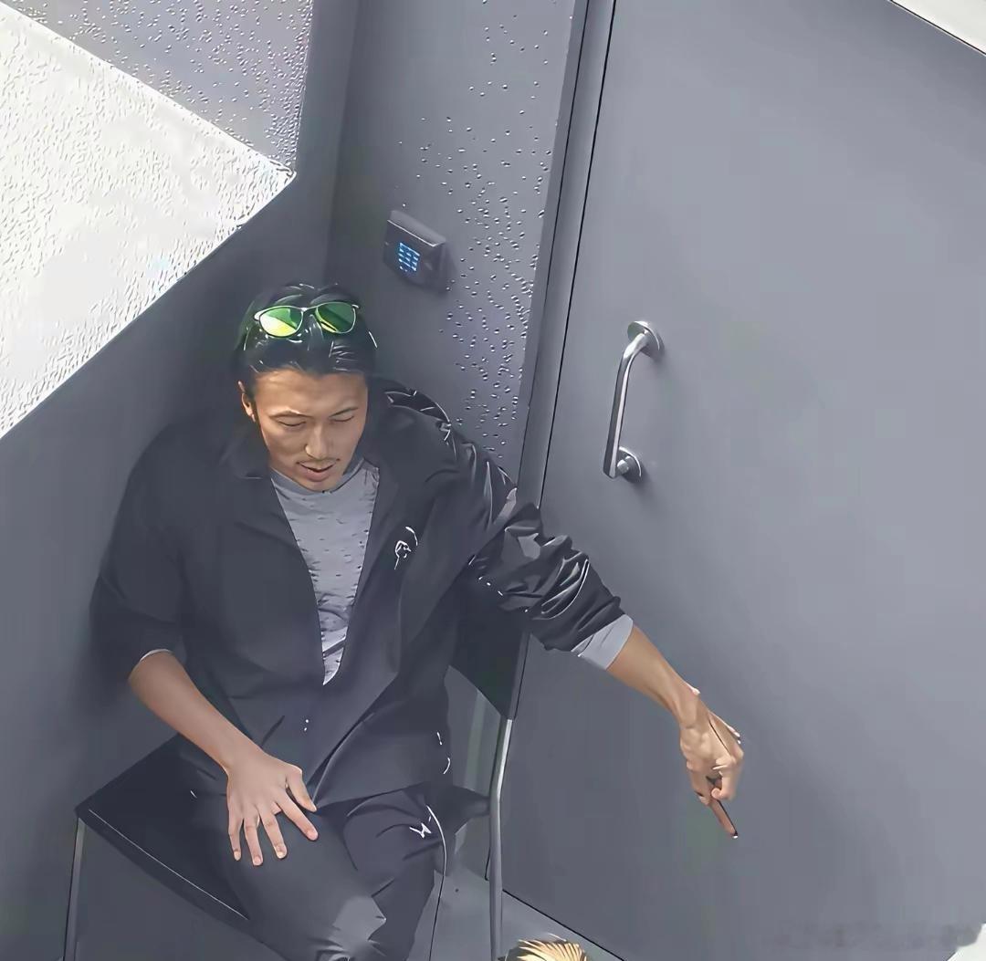 这照片，估计谢霆锋出再多钱也想删除吧