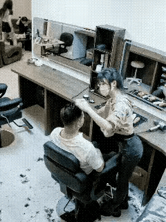 理发时千万别乱动，下一秒太吓人了理发店里，小哥正乖乖坐着剪头发，理发师手起