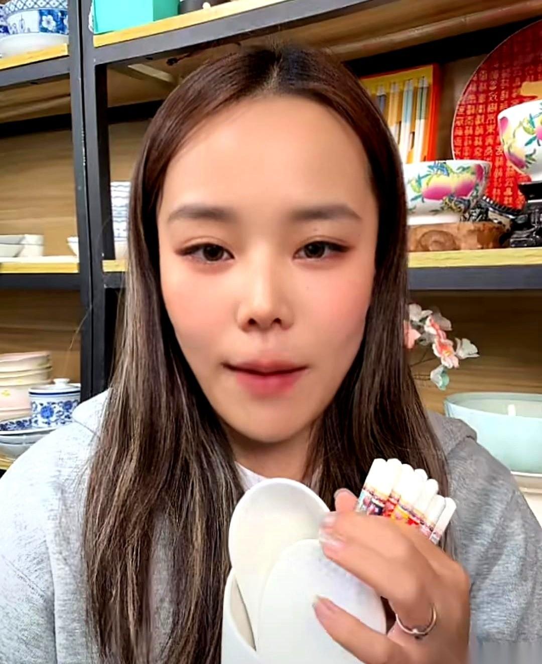 熊磊对着今晚直播间里的两千多人喊话，反问自己这六年多来到底骗了什么。顶着争议的