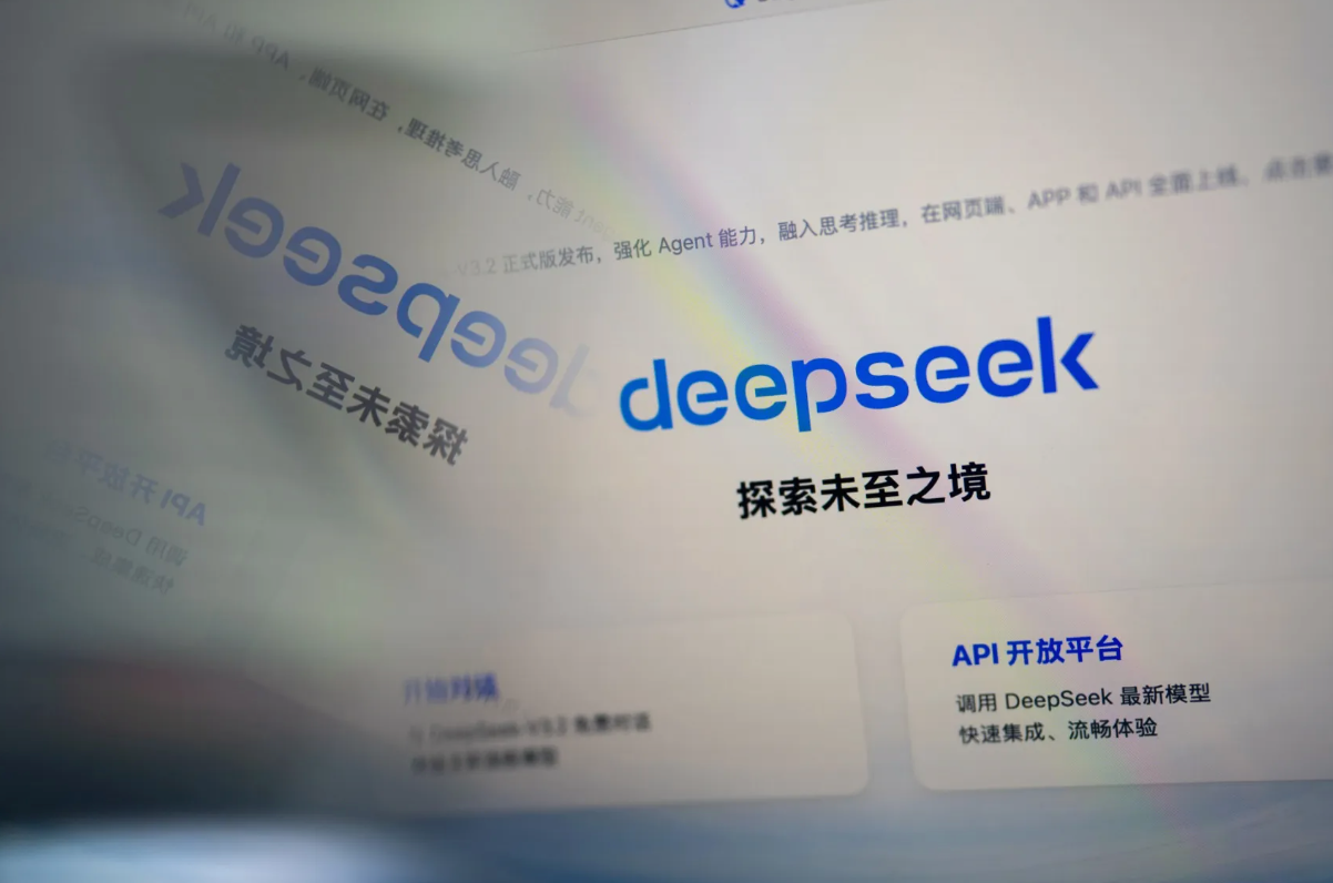 彭博: DeepSeek新模型发力, 中美顶尖AI跑分差距缩至3%