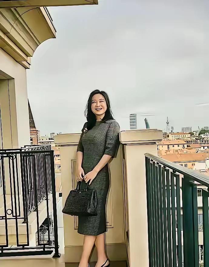 43岁的贾玲最近真是惊艳到我了！1月16日她现身北京机场准备去米兰时装周，穿着灰