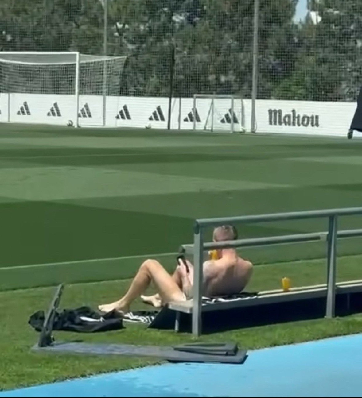 皇马🔙托尼·克罗斯坐在阳光下阅读球迷们的留言，他们恳求他留下。