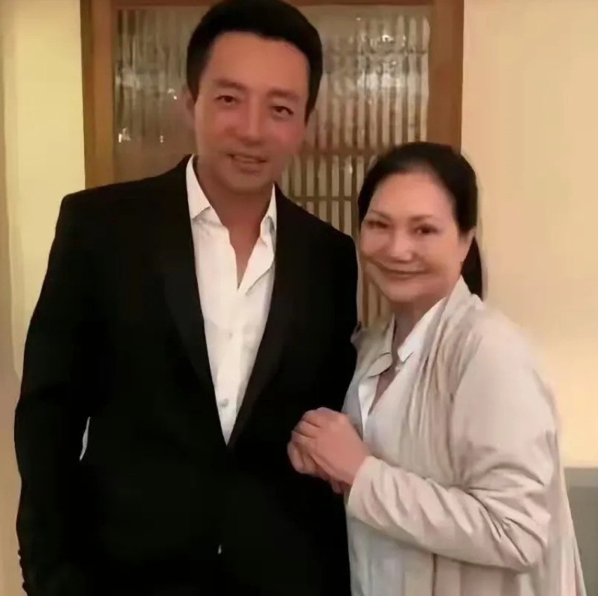 张兰发新视频了，是在回应S妈吗？把儿子汪晓菲也连带着了。她说：一味的退让只能养出
