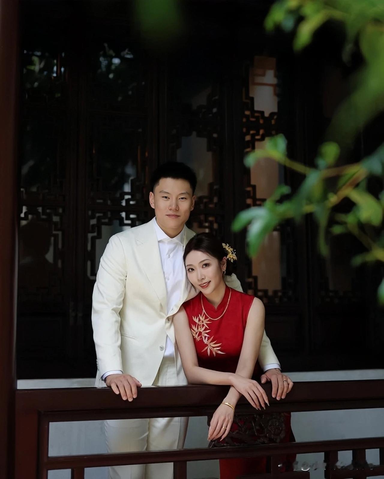 上海男篮球员李弘权晒出和妻子的结婚照，她配文写到：2025.05.07囍｜?