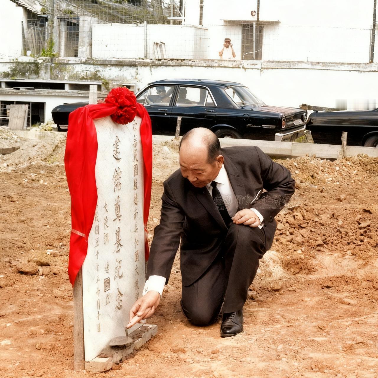 60年代,胡琏蹲在地上,参加一场奠基仪式时的留影,如果不介绍很多人猜不出这是哪里