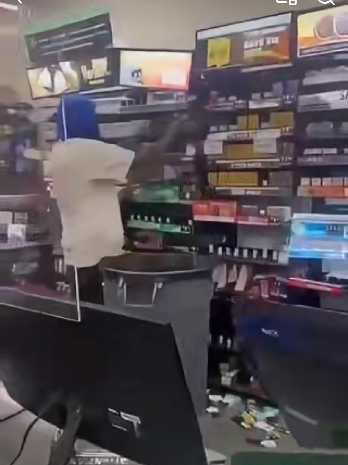 看看在美国的印度人怎么对待黑人零元购的，直接棍棒侍候，打的黑人屁滚尿流。这个黑人