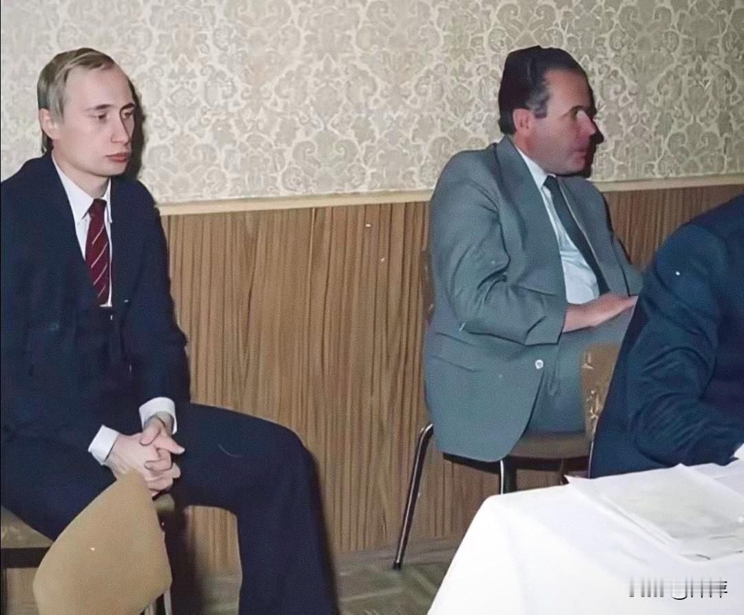 那是的普京脸上是那么的青涩，那是他还没有上桌的资格，只能在后面坐着。