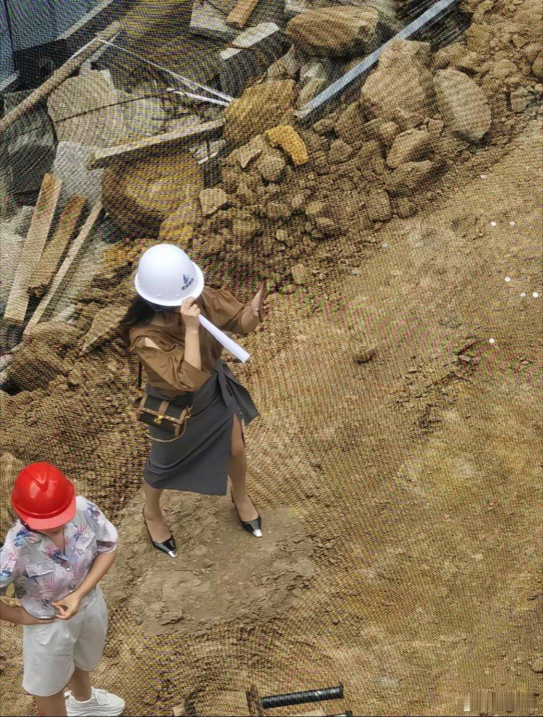 大家准备一下，老板娘来检查工地了。