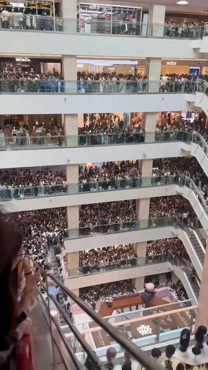 来见赵露思的人还是这么多吗，商场和地铁口都因为人太多限行了​​​