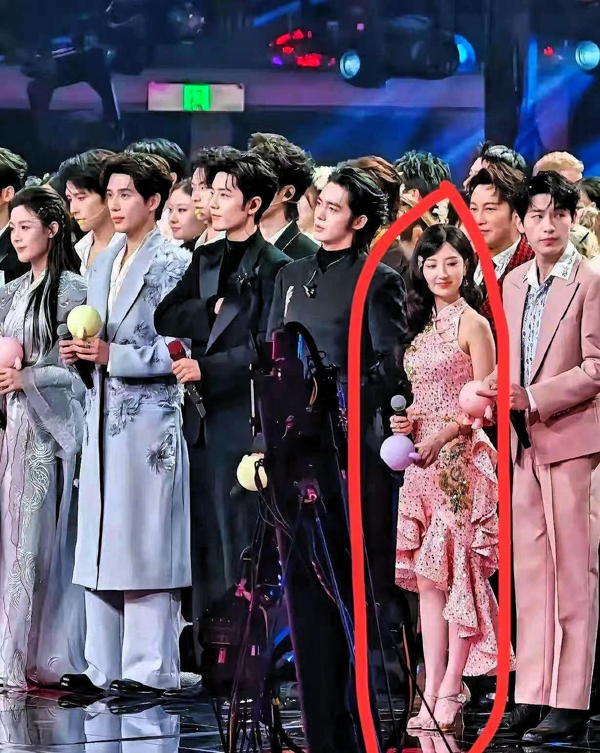 你每矮一公分，公司就要多花一万块。这不是玩笑。圈内造型师透露，身高不足1