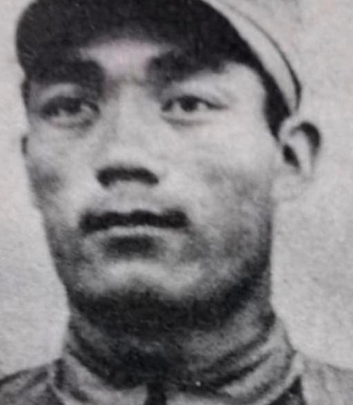 1952年，一名志愿军战士偷偷挖出一袋美军地雷，兴冲冲跑回阵地向连长邀功。怎料，