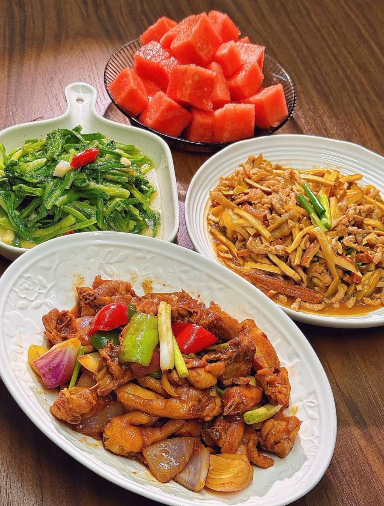 婆婆没读过多少书，厨艺却无可挑剔。家常食材简单烹制，色香味俱全，满屋饭香。