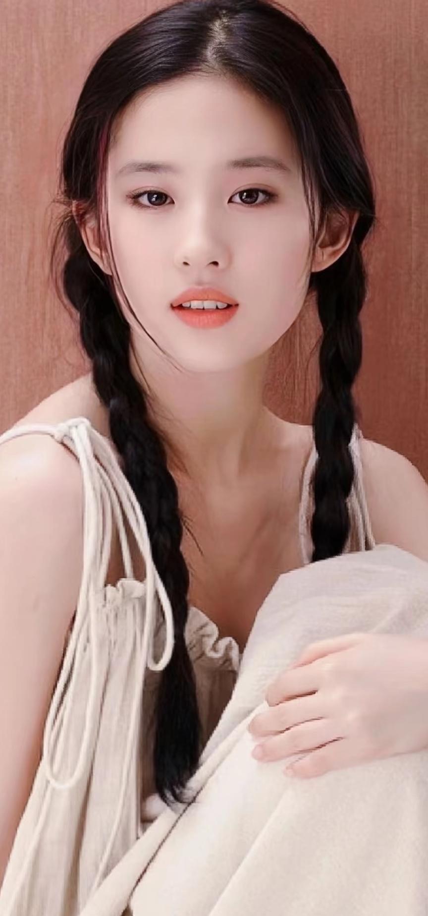 刘亦菲是我心中实打实的女星颜值天花板。内娱独一份的顶级东方骨相美，这么多年全网
