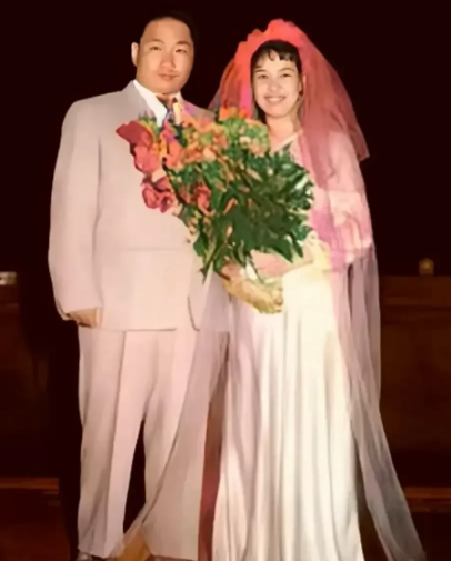 在一张珍贵的老照片里，定格了毛岸青与其妻子的幸福瞬间。那是1960年6月