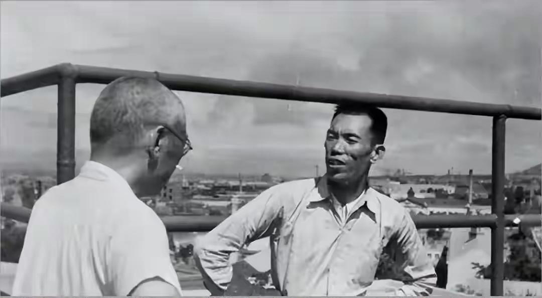 1948年，37岁军长梁兴初在前线成了鳏夫，政委把21岁女护士调到他身边：你的任