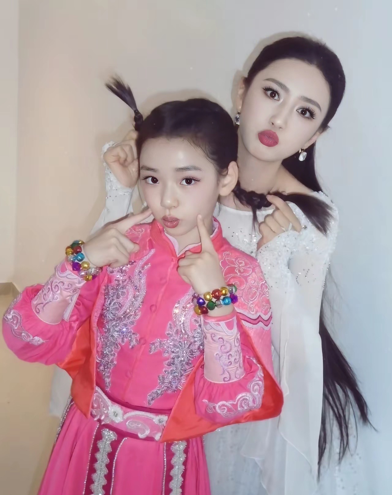 佟丽娅我觉得她根本不是拿小酒窝当未来儿媳妇，而是把小酒窝当女儿来培养了，而且是不求回报的那种。董璇现