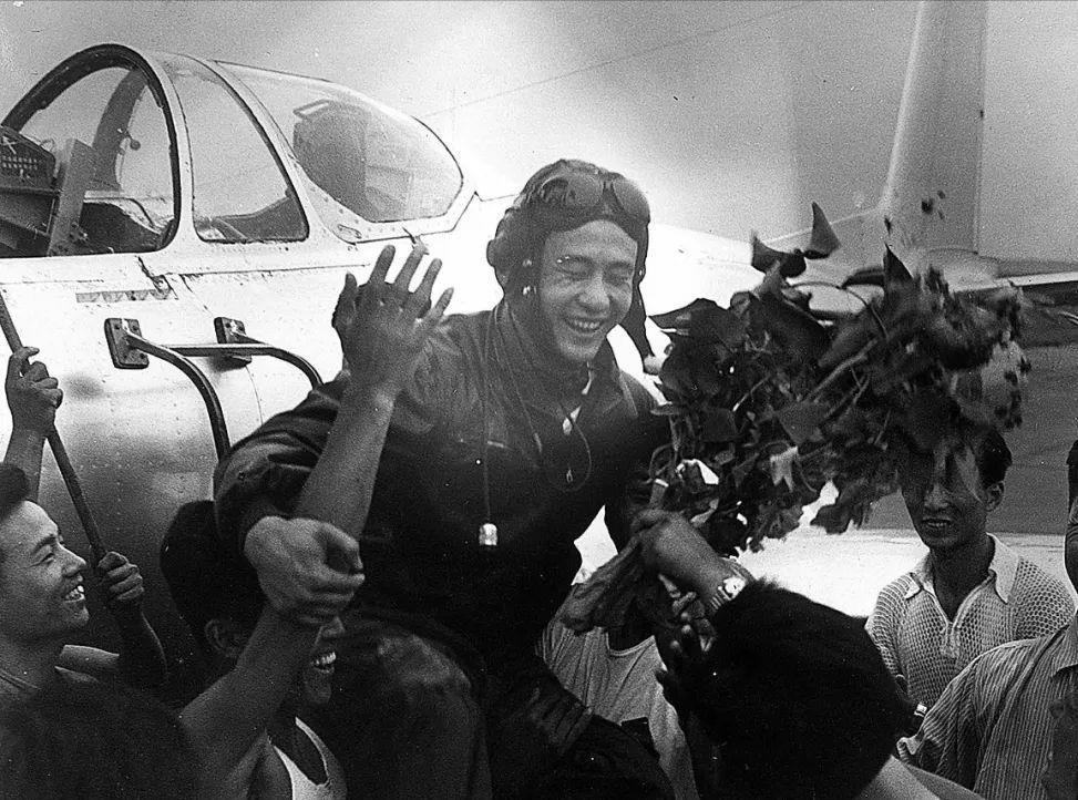 1958年我军飞行员遭敌残忍杀害，毛主席震怒下令，空军全体飞行员配备冲锋枪！1