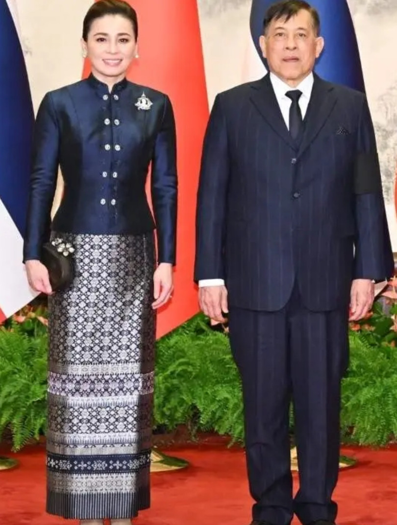 你看看，真正的有钱人，并不一定要穿金戴银，泰国这个王后就是最好的证明。刚才被一