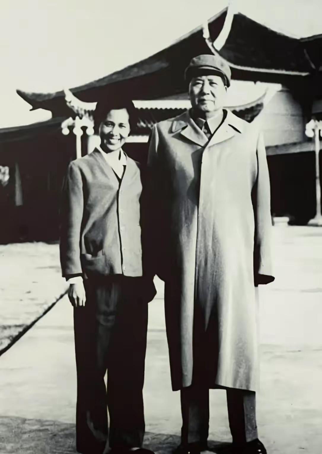这是毛主席和专职摄影师侯波的真实样貌，都看看吧，这可不是演员扮演的。每次看到
