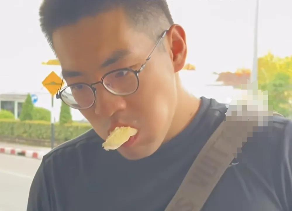 泰国清迈，男子带着一家五口乘坐飞机，谁料，刚登机不久，他们就被乘客投诉，说他们携