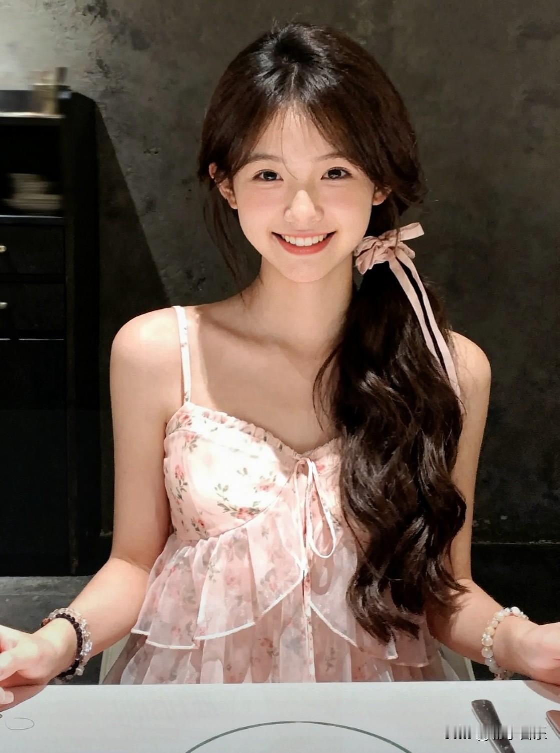 甜美少女心，粉色花裙搭配可爱发饰，元气满满的一天！🌸💖今日分享随手拍照片分
