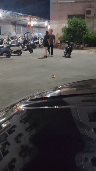 网友拍到一男一女正在楼下的停车场争吵？女的好像是非常的生气！而男的则不停的给
