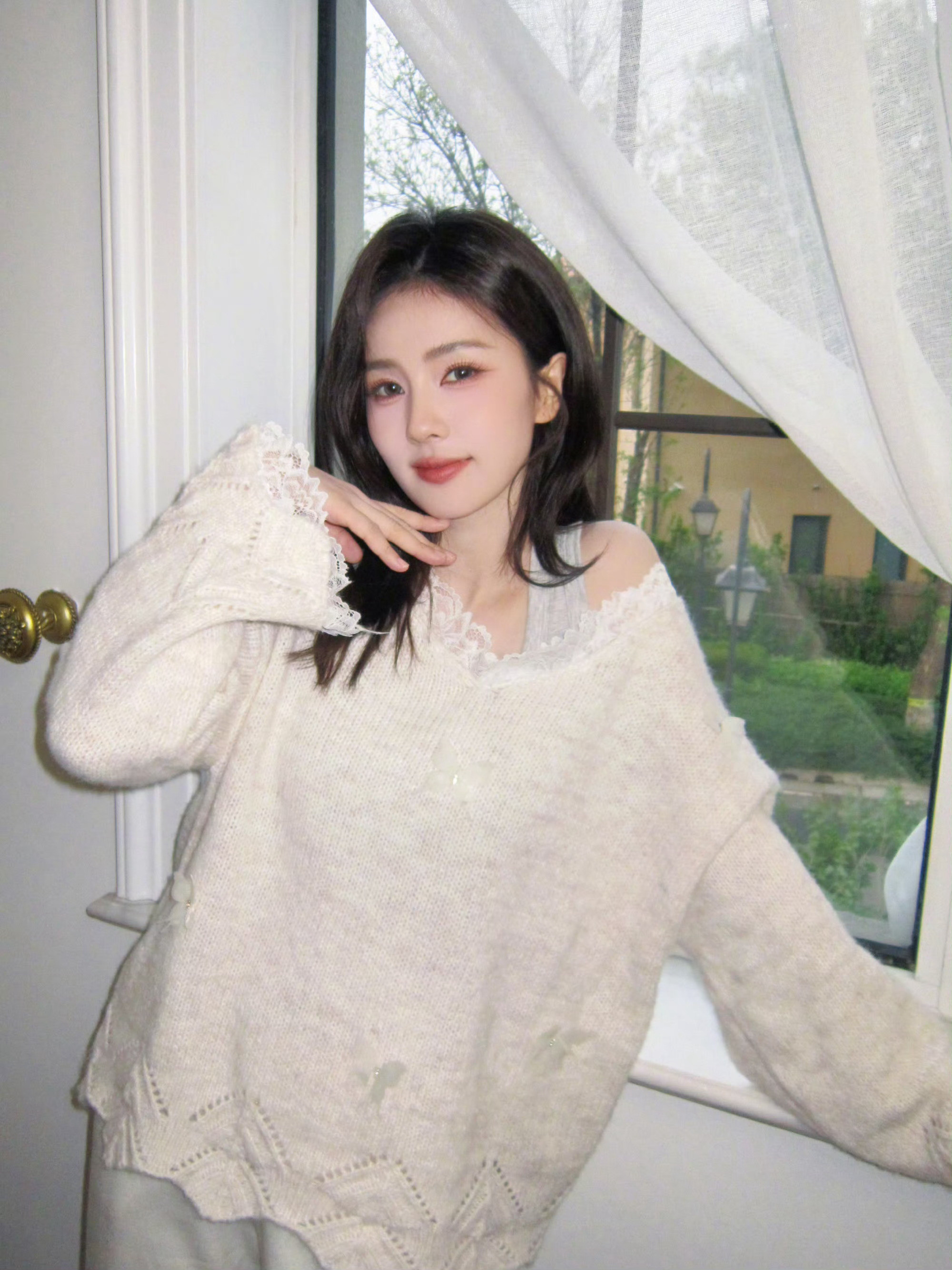 白鹿从今天开始就要连轴转到月末了。期间只有一天休息时间还要转机。白鹿还有最后一部