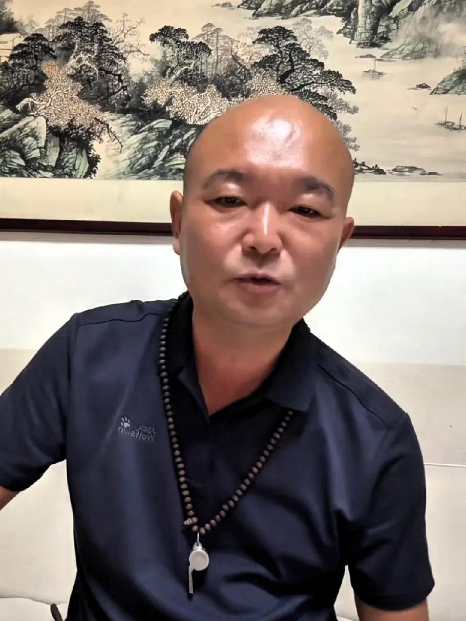 救援志愿者野马直播又说到了一个问题！当初挖韭菜的白大爷找到程梦圆的物品后想打电话