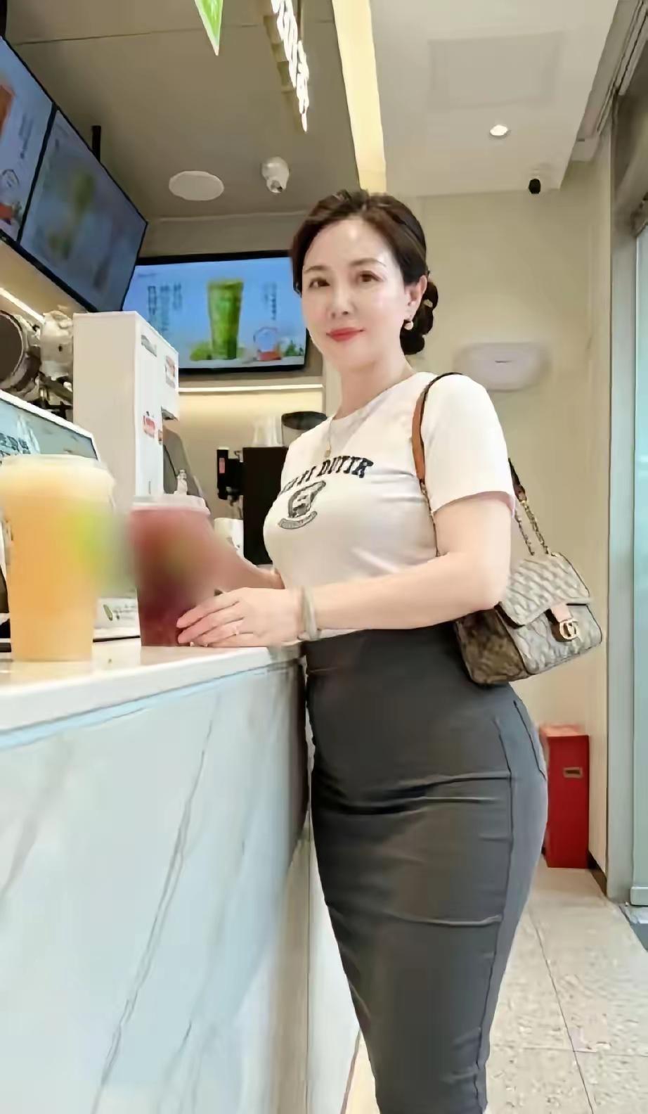 年龄两位数加起来是12，您能猜出多大岁数吗？猜对的话据说有饭吃哦！