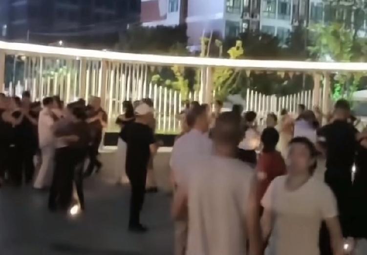 女子喊了一声“带别人老婆的走开了啊，我拍抖音了”，瞬间全部散开了大型驱魔现场这