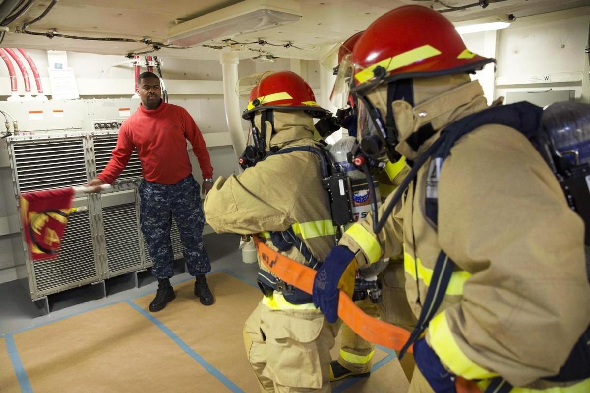 关于美国在红海的航母福特号的起火事件，又有更多的细节爆料了出来。相较于起火本身，