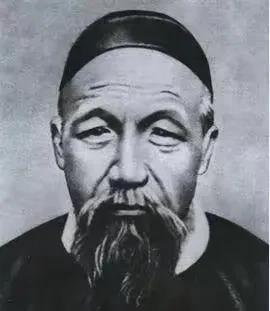 1832年，新婚之夜，新娘见夫婿肌肤，惊得面如土色，坚定道：“将来你飞黄腾达，必