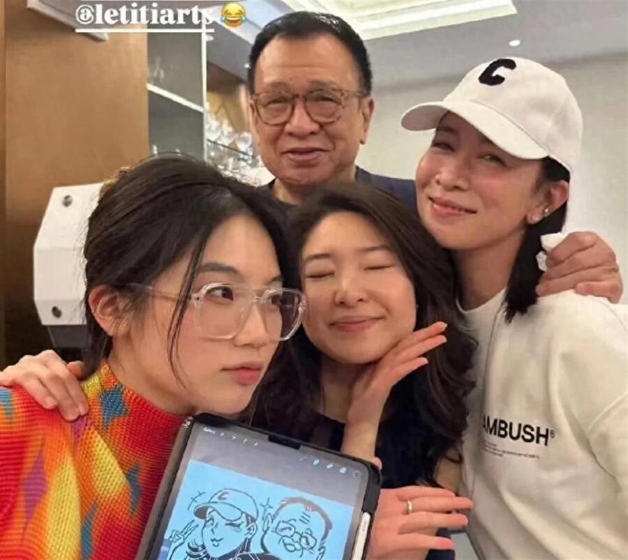 佘诗曼为许绍雄女儿庆生，说好会照顾他家人没有食言50岁状态绝了