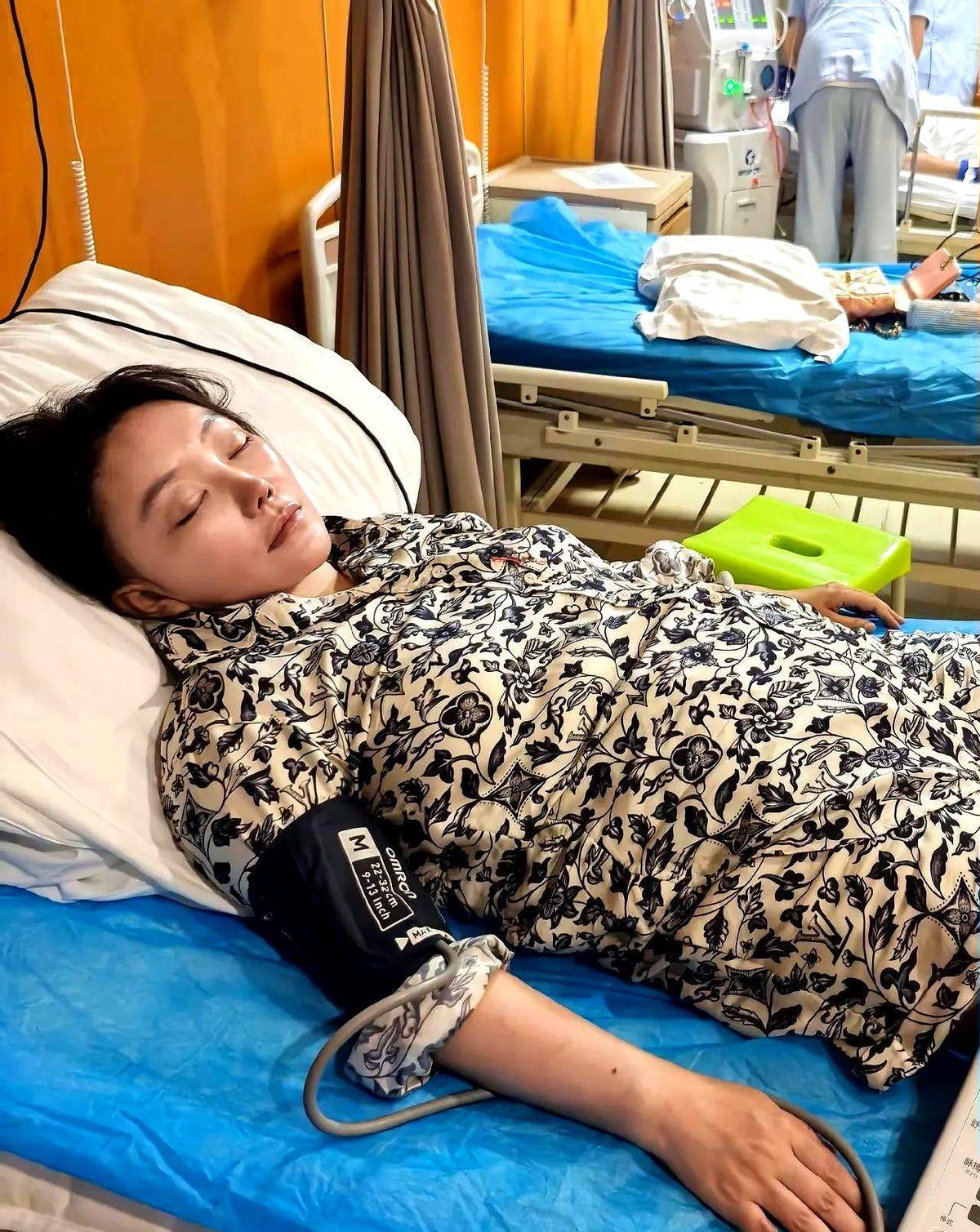 最近，李波的名字在社交平台上被反复提起——这位总在台上笑骂人生的脱口秀演员，突然