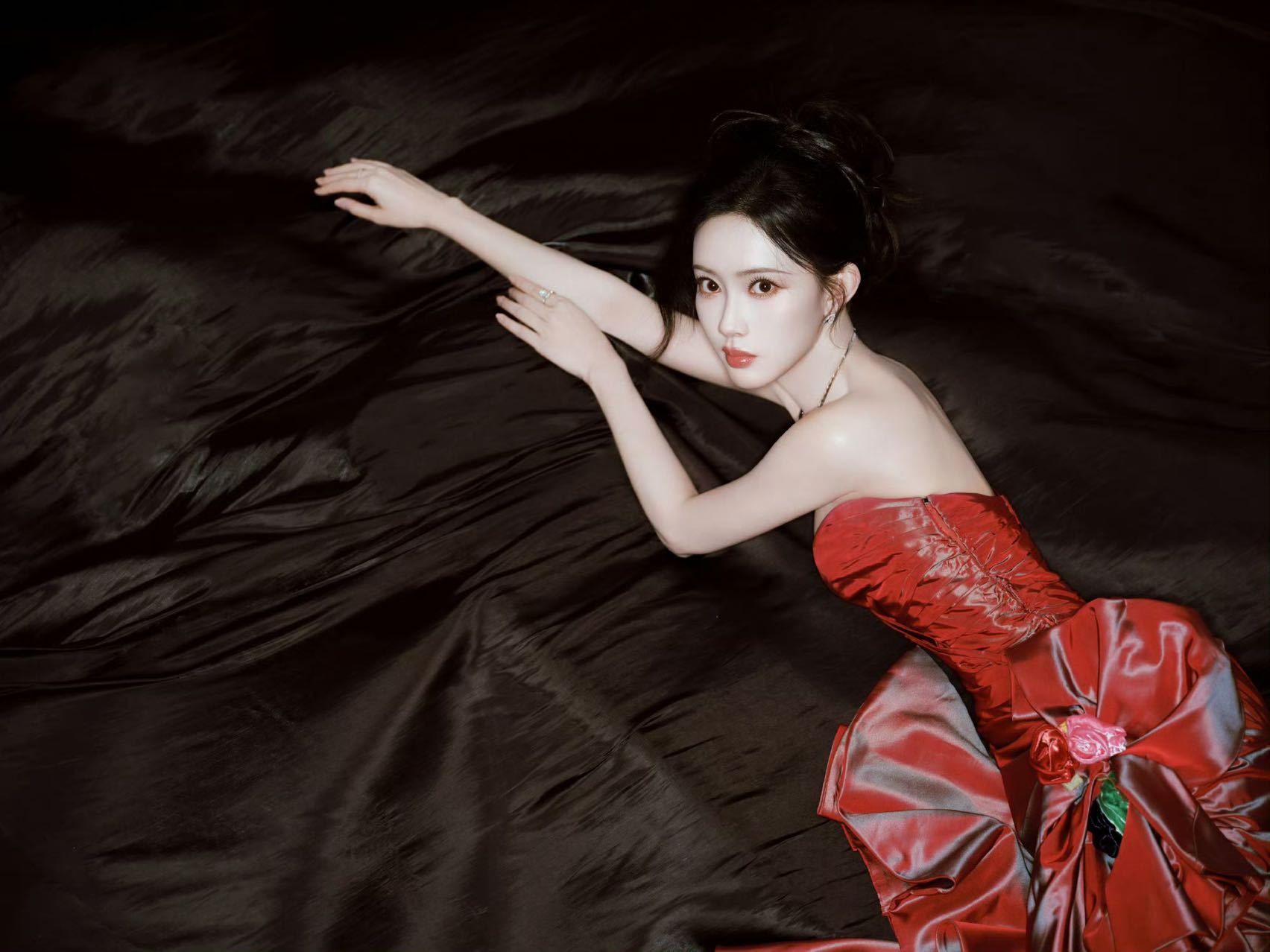 孟子义的身材孟子义昨晚的红毯造型堪称“人间红玫瑰”！身姿挺拔曲线优美，红裙与冷